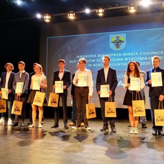 Nagrody Burmistrza dla najlepszych uczniów w roku szkolnym 2019/2020